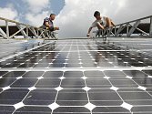  Fotovoltaické elektrárny se vyplatí, tvrdí ti, kteří do tohoto ekologického způsobu výroby energie investovali nemalé finanční částky. Podle propočtů odborníků  se jim jejich investice vrátí zhruba za deset let. 