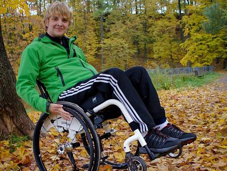 Fotogalerie: Pavel Brož se díky vytrvalému a intenzivnímu cvičení zvládne  na vozíku pohybovat samostatně. Velkou oporou při rehabilitaci jsou mu  rodina a přátelé. - Žďárský deník