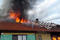 V Josefově hořel rodinný dům, na místě zasahovalo pět jednotek hasičů.