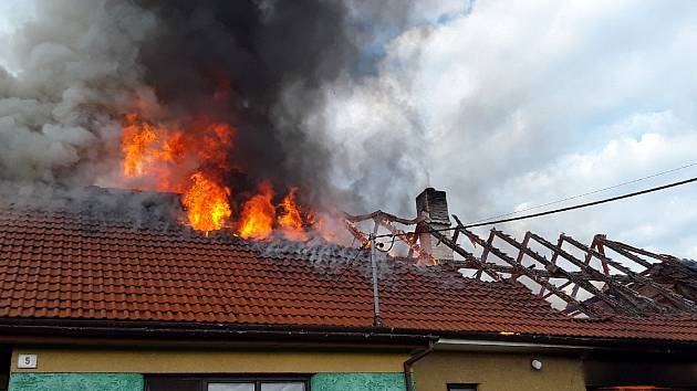Dům v Josefově v plamenech: zasahovalo pět jednotek hasičů, škoda přes milion