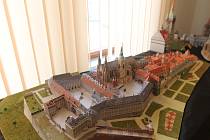 Pražský hrad na fotografii je oficiálně největší papírový model postavený dle skutečné předlohy.