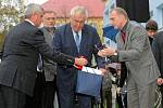 Prezident Miloš Zeman uctil v pátek památku tragicky zesnulého studenta Petra Vejvody ze žďárské obchodní školy.