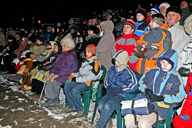 Snad nejhorší možné počasí předcházelo úterní pašijové hře „Co se stalo s Ježíšem“ ve Žďáře nad Sázavou.