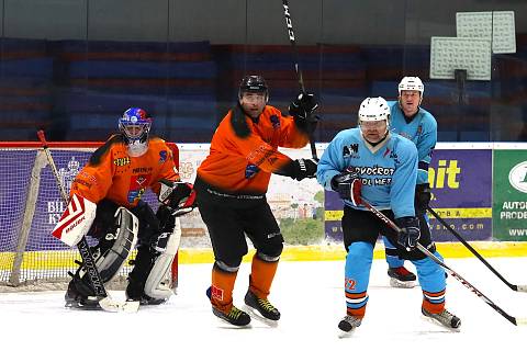 Hokejisté Světnova (v modrých dresech) postoupili přes Přibyslav (oranžových dresech) do finále play-off letošního ročníku Vesnické hokejové ligy.