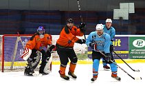 Hokejisté Světnova (v modrých dresech) postoupili přes Přibyslav (oranžových dresech) do finále play-off letošního ročníku Vesnické hokejové ligy.