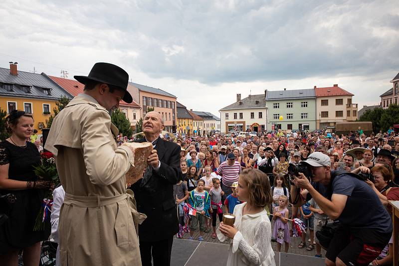 Téměř na den přesně se do Nového Města na Moravě vrátil po devadesáti letech první československý prezident Tomáš Garrigue Masaryk. Novoměští ho v sobotu při městských slavnostech Nova Civitas přivítali stejně jako 17. června 1928 – chlebem a solí. FOTO: 