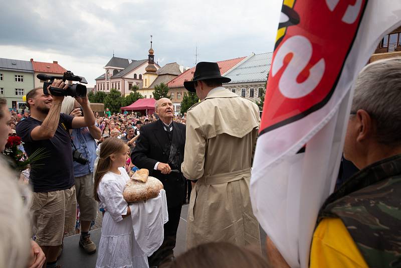 Téměř na den přesně se do Nového Města na Moravě vrátil po devadesáti letech první československý prezident Tomáš Garrigue Masaryk. Novoměští ho v sobotu při městských slavnostech Nova Civitas přivítali stejně jako 17. června 1928 – chlebem a solí. FOTO: 