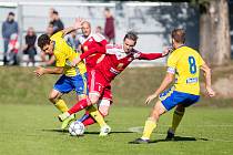 Fotbalisté Velkého Meziříčí (v červeném) doma v neděli porazili Kroměříž 3:1.