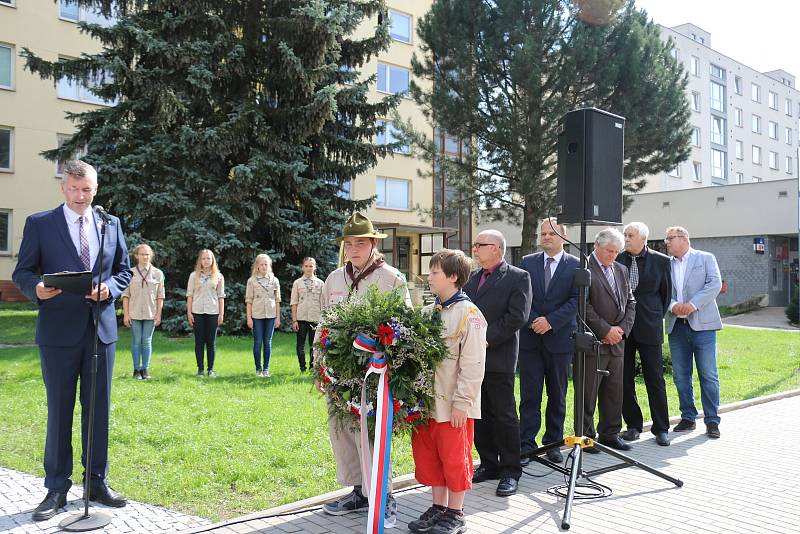 Slavnostního odhalení plastiky Lva od Vincence Makovského coby připomínky stého výročí vzniku Československé republiky se zúčastnily více než dvě stovky lidí.