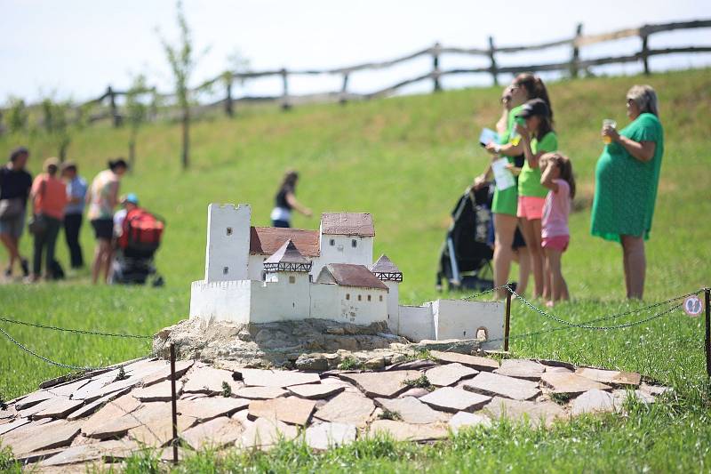 Slavnostní otevření bystřického parku miniatur doprovázelo i loutkové představení či ukázka jízdy na pumptracku.