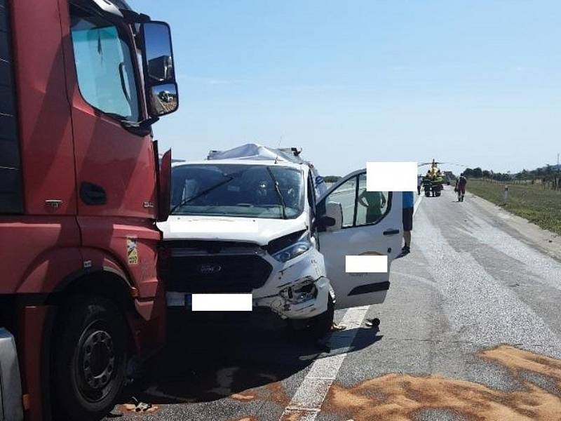 Srážka nákladního auta, dodávky a osobního auta na 137,5 km ve směru Brno dálnice D1 nedaleko Měřína zaměstnala všechny složky IZS. Na místě zasahoval také vrtulník.