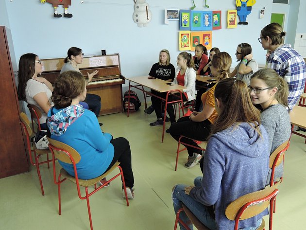 Studenti si zazpívají s hercem Petrem Vaňkem, peníze pomohou dětem