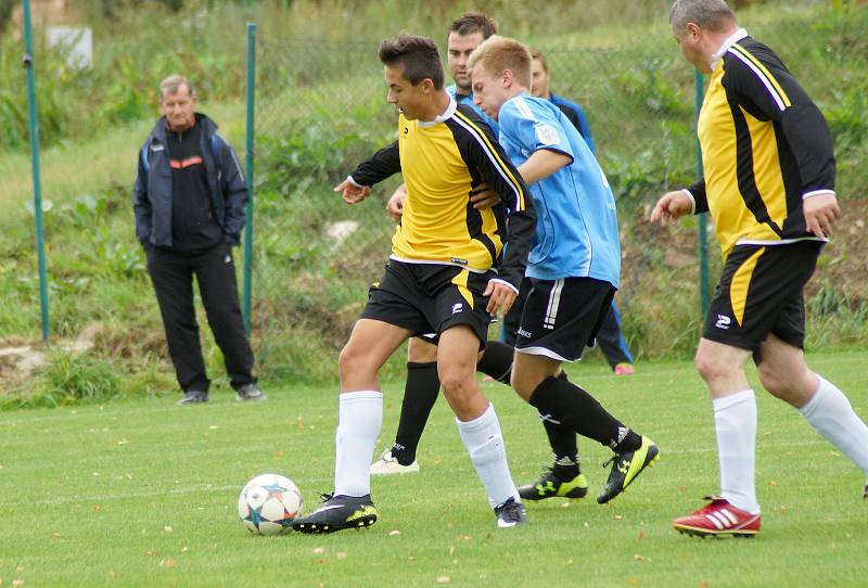 Devět gólů nasázelo v sobotu béčko Bystřice (v modrém) fotbalistům Křoví (v černých dresech).