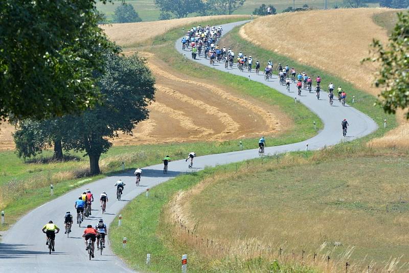 Charitativní akce Na kole dětem Žďárskými vrchy se v sobotu zúčastnilo asi 250 cyklistů. 