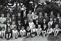 Fotografie prvňáčků z roku 1944.