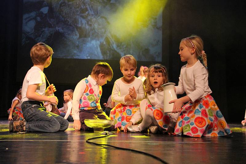 Děti ze všech sedmi žďárských mateřinek a z pěveckého sboru Sluníčka předvedly vystoupení, která pilně připravovaly po celý podzim.