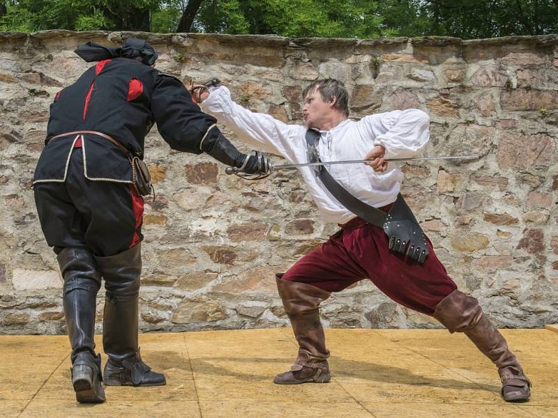 Žďárská skupina historického šermu existuje už pětadvacet let. Jak vysvětlují šermíři z Flambergu, šerm je baví stále stejně i po letech. 