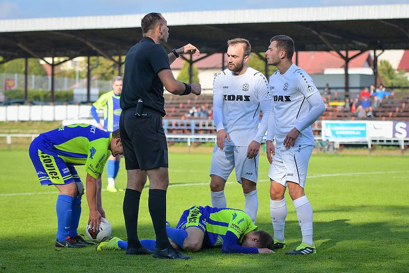 V nedělním divizním utkání mezi fotbalisty FC Žďas Žďár nad Sázavou (v bílém) a Tasovicemi (v modrožlutém) se body po remíze 2:2 dělily.