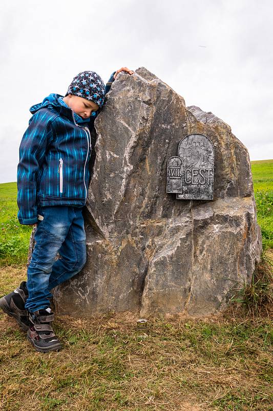 Na slavnostní otevření a žehnání nové cesty se přišly podívat stovky lidí.