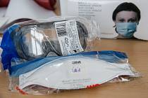 Ochranné brýle a respirátor pro zdravotníky provádějící odběr vzorku u pacienta s podezřením na koronavir (Covid-19).