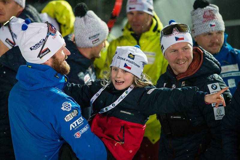 Rozlučka Michala Šlesingra s biatlonovou kariérou po závodu ve sprintu na Světovém poháru v biatlonu v Novém Městě na Moravě. Na snímku s dcerou Victorií Šlesingrovou.