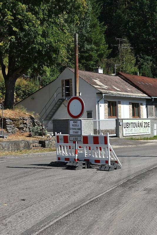 Doprava se zkomplikuje ještě více v polovině srpna, kdy se bude pokládat nový asfalt.