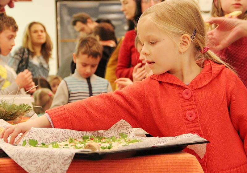 Sobotní program zahájilo vystoupení Tisíc andělů. V městském divadle zazpívali žáci žďárské základní školy Švermova. O první divadelní představení se postaralo Divadlo KUFR. Adéla Kratochvílová a Dáša Trávníková sehrály Vánoční hru aneb co andělé zvěstova