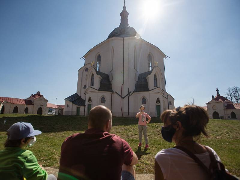 V neděli 12. dubna 2020 lidé vyrazili do přírody na Žďársku.