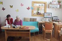 O seniory se ve Žďáře nad Sázavou starají v denním stacionáři v Libušínské ulici. Klientům tam nabízejí nejrůznější aktivity čtení, ruční práce, společenské hry nebo třeba vycházky. Pro odpočinek jsou k dispozici lůžka v ložnici.
