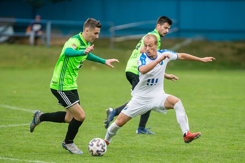 V úvodním kole nového ročníku MSFL podlehli fotbalisté Nového Města na Moravě (v zelených dresech) rezervě Zlína 0:2.