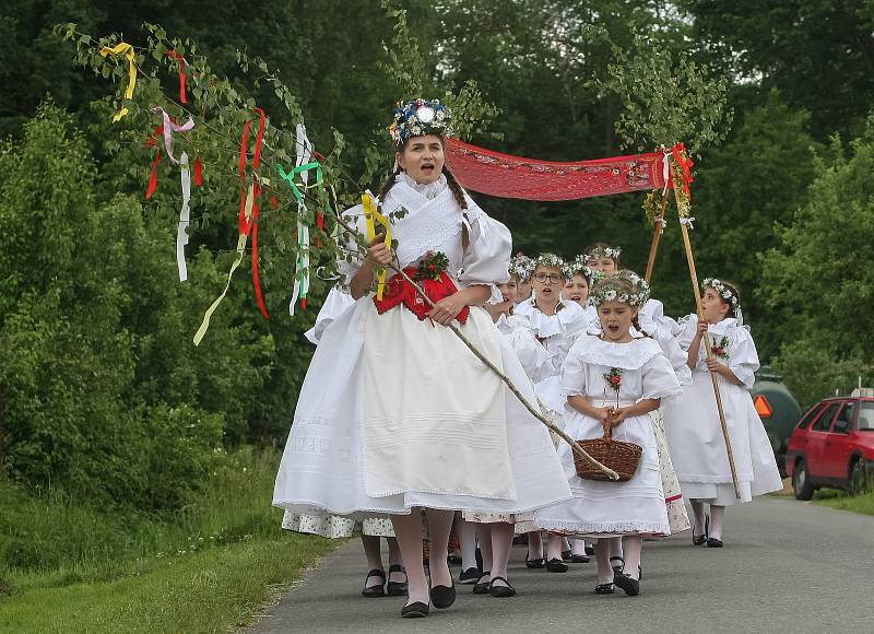 V obci Březské se v neděli 4. června konal tradiční Královničky – svatodušní obchůzka krojovaných dívek po vsi koledního rázu spojená se zpěvem a tancem.