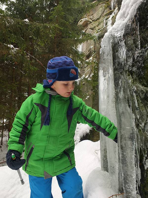 Rampouchy všech velikostí a tvarů se tvoří na skalách lomu při denním tání a následných nočních mrazech.