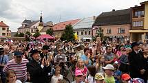 Téměř na den přesně se do Nového Města na Moravě vrátil po devadesáti letech první československý prezident Tomáš Garrigue Masaryk. Novoměští ho v sobotu při městských slavnostech Nova Civitas přivítali stejně jako 17. června 1928 – chlebem a solí. FOTO: 