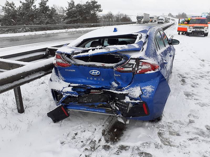 Hromadná nehoda osmi kamionů a tří osobních vozidel na dálnici D1 u Měřína.