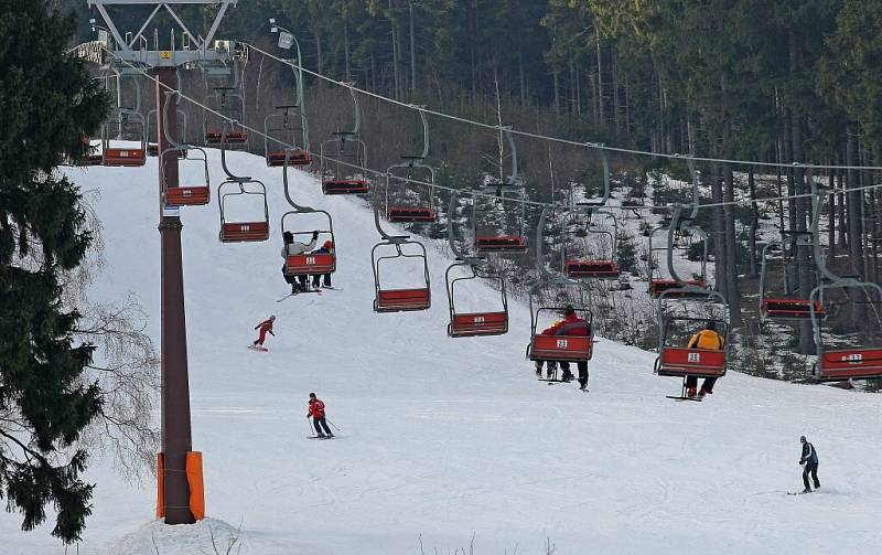 Sedačková lanovka.