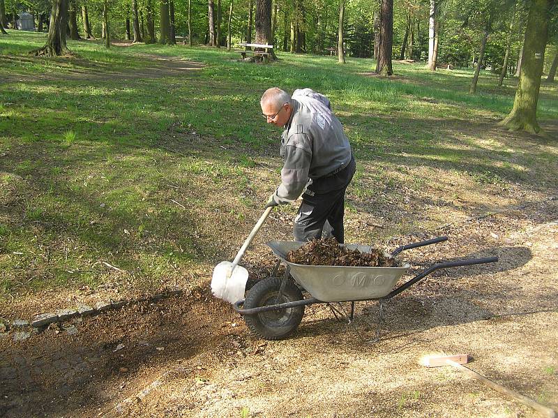 Lopaty, košťata a hrábě vzali do rukou dobrovolníci, kteří se zúčastnili prvního máje brigády v historickém parku Budoucnost.