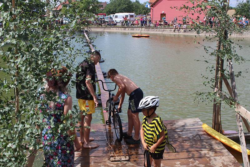 Blažkovské závody na kole přes rybník.