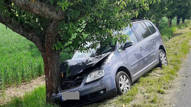 Smyk a náraz do stromu: nehoda u Věchnova si vyžádala dvě zranění