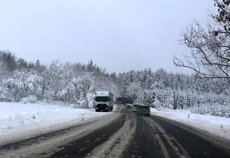 Lopata patřila k nezbytné výbavě. Sněhová nadílka byla opravdu štědrá.