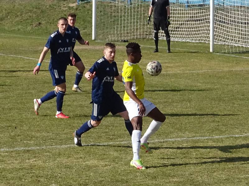 Jestliže fotbalisté Nového Města (v modrém) musí řešit vážné záchranářské starosti, juniorka Jihlavy (ve žlutých dresech) se v nich doslova topí.