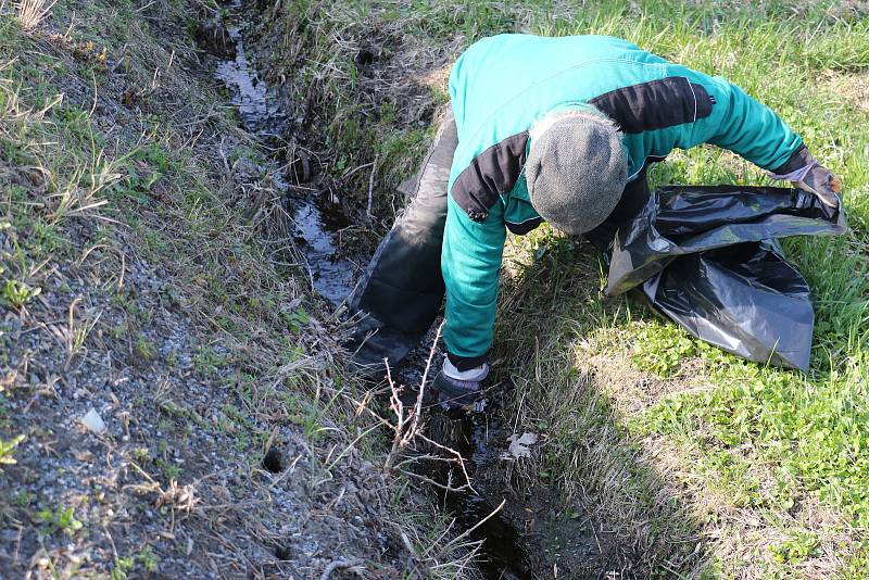 Do sbírání odpadků podíl silnic se pustili dobrovolní hasiči z Rokytna i z Kuklíku.