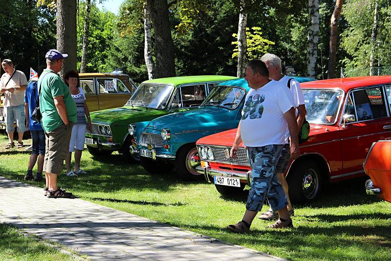 Při tradičním Retrodnu se ve Svratce bavili už podeváté. Foto: Deník/Lenka Mašová