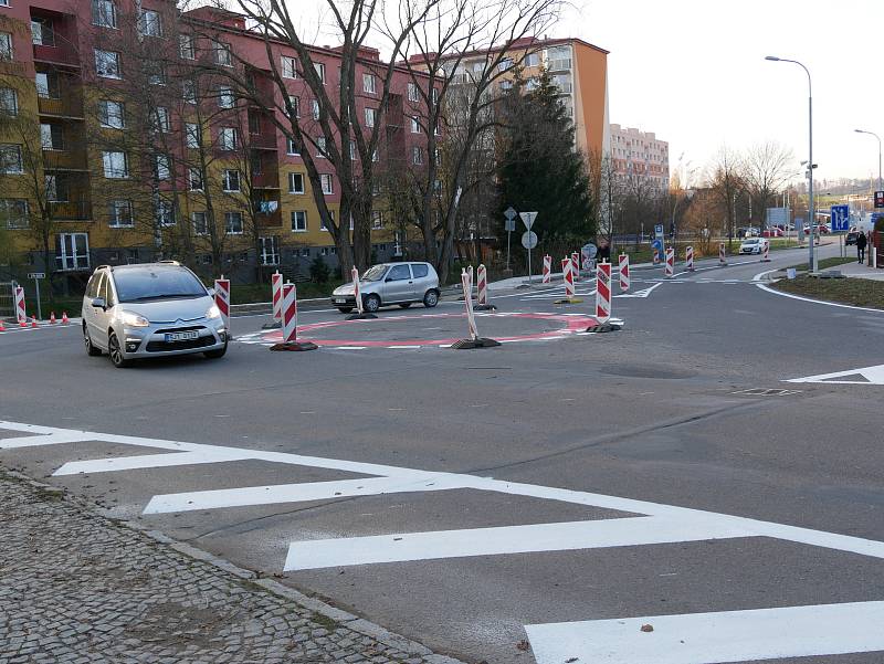 V pátek 16. listopadu začalo vyznačování nové miniokružní křižovatky na ulicích Wonkova, Vysocká a Studentská ve Žďáře nad Sázavou.