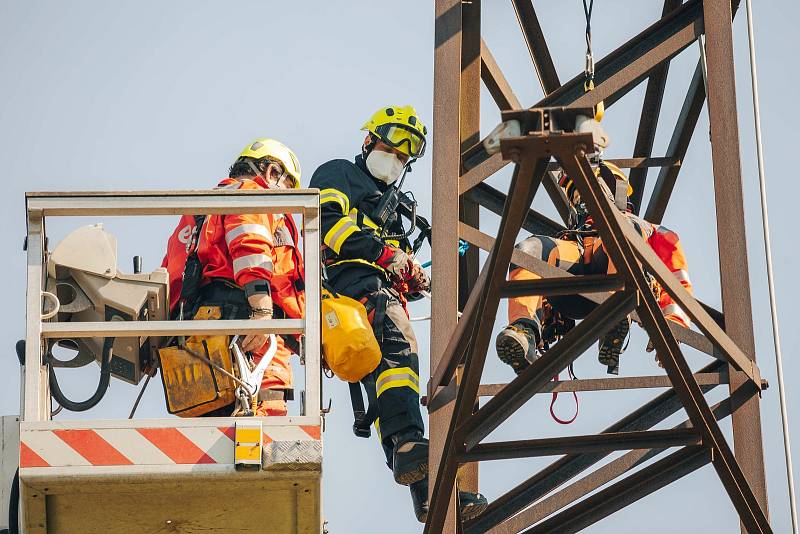 Hasiči společně s energetiky nacvičovali záchranu pracovníka po zásahu elektrickým proudem ze stožáru velmi vysokého vedení.