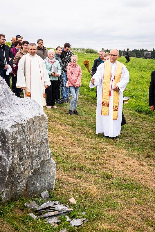 Na slavnostní otevření a žehnání nové cesty se přišly podívat stovky lidí.