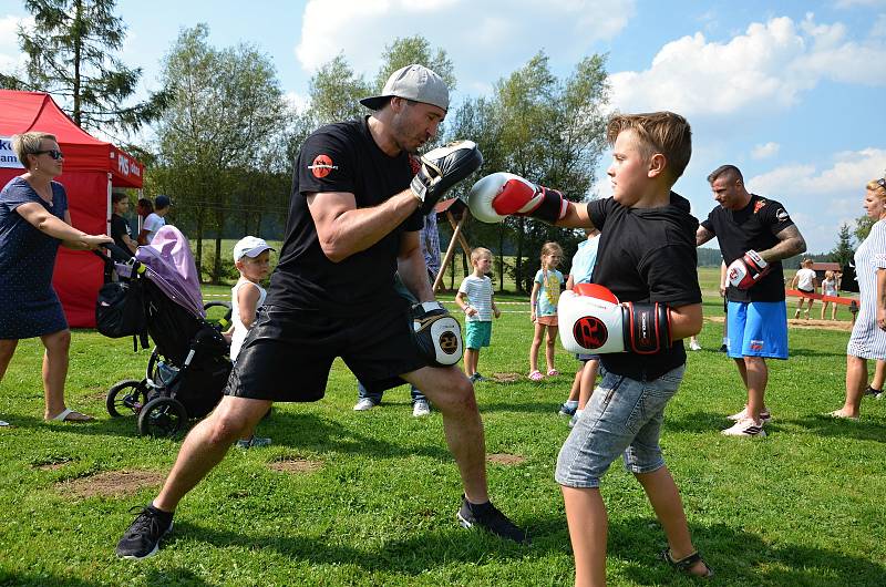 Do startovních listin se zapsalo v 12 kategoriích celkem 95 nikde neregistrovaných sportovců.