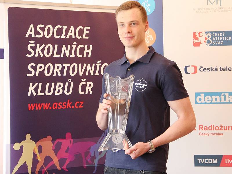 Při republikovém finále Sportovní ligy základních škol v házené se bude hrát o pohár, který představil házenkář extraligového oddílu TJ Nové Veselí David Melichar. Finálový turnaj se uskuteční ve Žďáře nad Sázavou a v Novém Veselí 20. - 21. dubna.