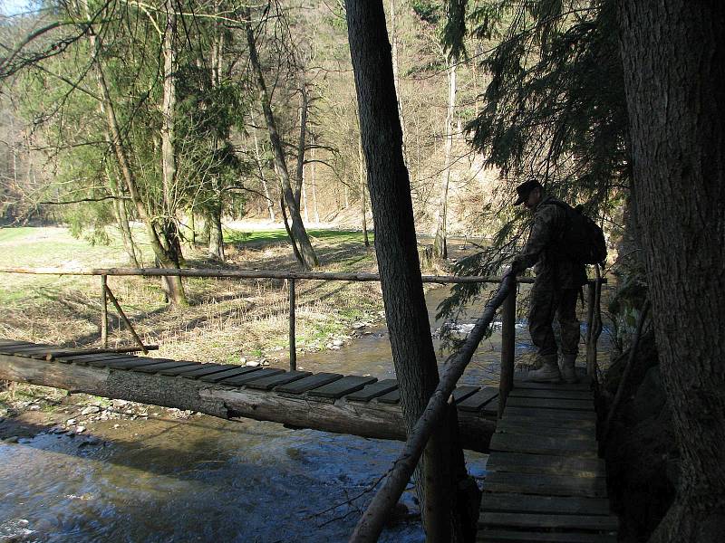 Turisté často do Trenckovy rokle míří od penzionu v Podmitrově u Strážku na Bystřicku, odkud je to sedm kilometrů po červené značce.