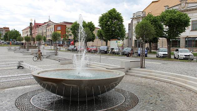 Žďárská kašna je v létě terčem opilců. Za koupání platí stovky korun na pokutách