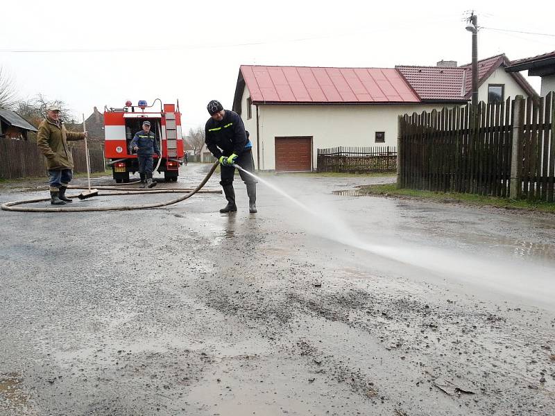 Silnice z Vojnova Městce ve směru na Košinov a Hlinsko v okrese Chrudim je zcela průjezdná. Skončila několikatýdenní uzavírka, při které se v obci opravovala opěrná zeď mezi silnicí třetí třídy číslo 03426 a místním potokem.